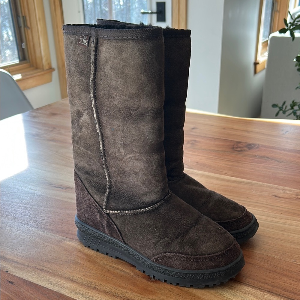 Ugg Australia Sheepkin Outdoor Boots by Luda Women’s sz 5 ( these fit small)
